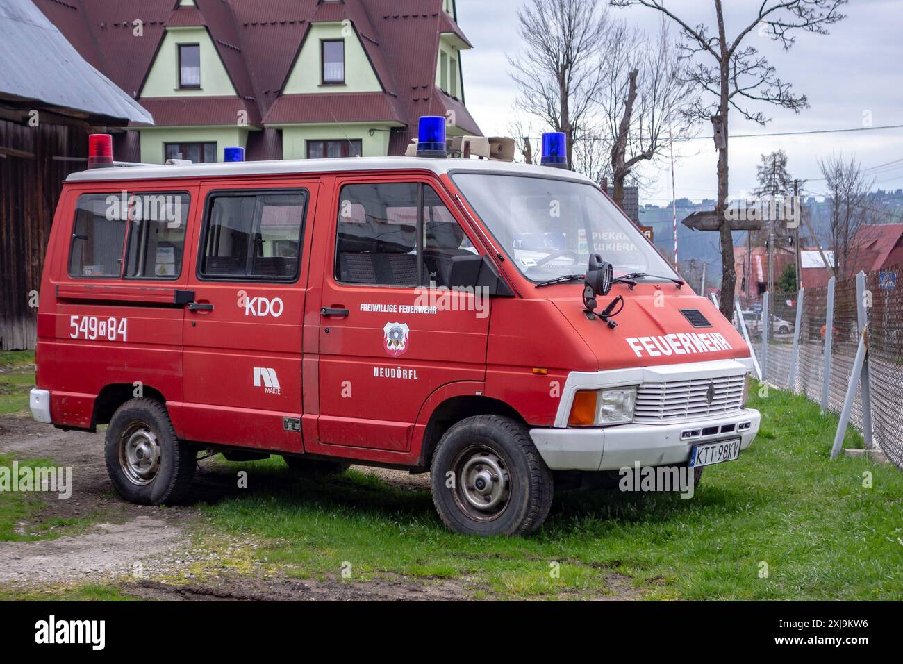 MURZASICHLE, POLONIA - 29 APRILE 2023: Veicolo antincendio Renault Traffic di Neudorfl trasferito in Polonia Foto Stock