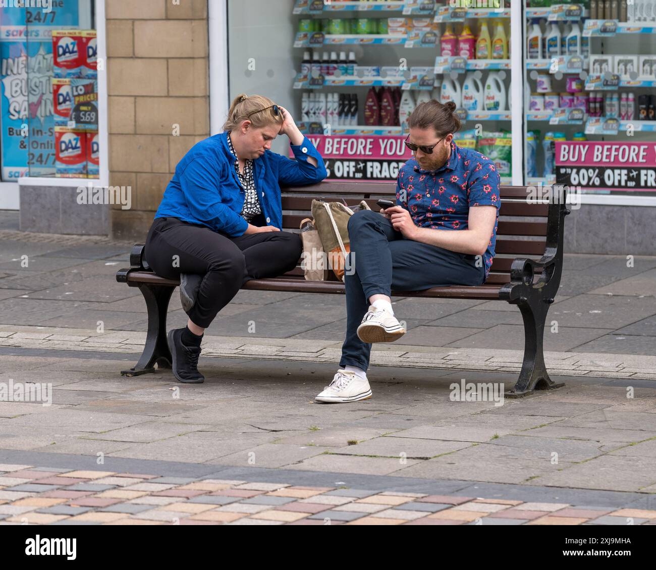 16 luglio 2024. Inverness City, Scozia. Si tratta di persone che passano il loro tempo all'interno del centro di Inverness. Questa è la vita quotidiana delle persone che fanno il loro "no" Foto Stock