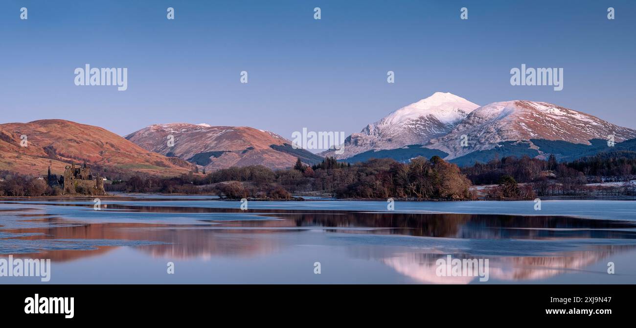 Ben lui e il castello di Kilchurn attraverso Loch Awe, Loch Awe, Argyll e Bute, Highlands scozzesi, Scozia, Regno Unito, Europa Copyright: AlanxNovelli 1 Foto Stock