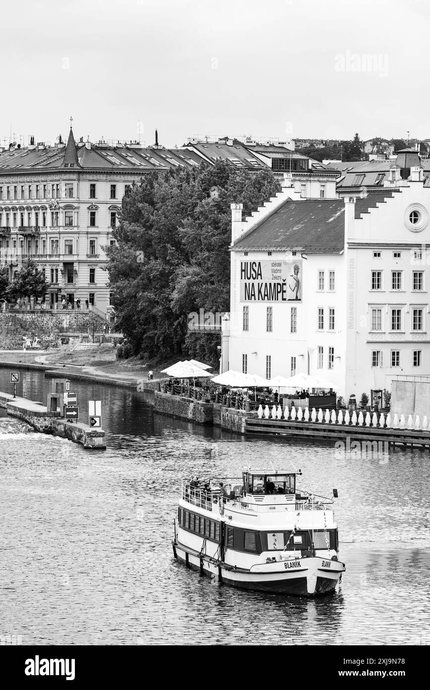 Crociera in barca per i turisti, popolare forma di giro turistico sul fiume Moldava a Praga, capitale della Repubblica Ceca, il 3 luglio 2024 Foto Stock