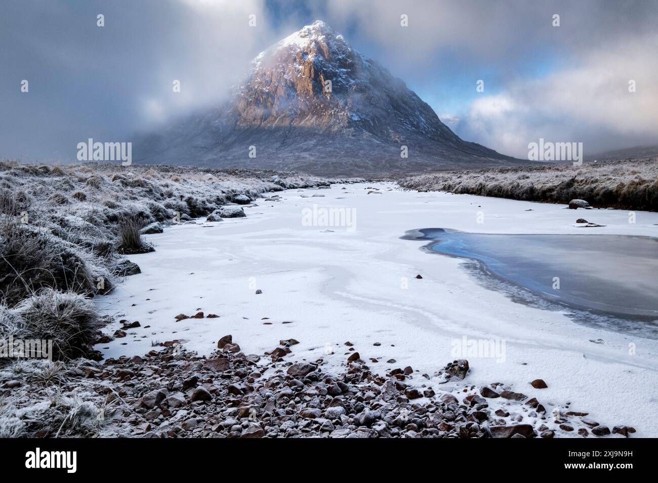 ICE Covered River Etive sostenuto da Stob Dearg Buachaille Etive Mor in inverno, Rannoch Moor, Argyll e Bute, Highlands scozzesi, Scozia, Regno Unito Foto Stock