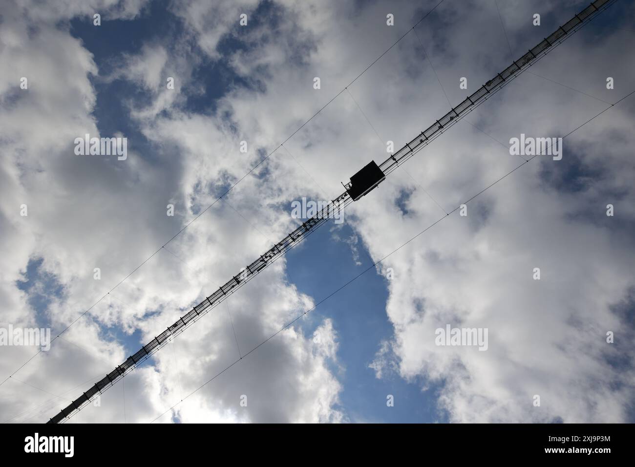 17 luglio 2024, Sassonia-Anhalt, Elbingerode: I visitatori della diga di Rappbode hanno una chiara vista del muro della diga con i giganti graffiti dal ponte sospeso di Titano. Rimuovendo deliberatamente lo sporco con un pulitore ad alta pressione, è stato creato un disegno dal contrasto tra la superficie pulita e quella non pulita basato su un disegno dell'artista Klaus Dauven. I 40.000 metri quadrati di "graffiti rovesciati" sulla diga più grande della Germania sono stati completati in quattro settimane di intenso lavoro ad alta pressione e ora possono essere ammirati. Il motivo delle farfalle sulla diga di Rappbode durerà da cinque a sette anni. Foto: Matthias Bein/ Foto Stock 17 luglio 2024, Sassonia-Anhalt, Elbingerode: I visitatori della diga di Rappbode hanno una chiara vista del muro della diga con i giganti graffiti dal ponte sospeso di Titano. Rimuovendo deliberatamente lo sporco con un pulitore ad alta pressione, è stato creato un disegno dal contrasto tra la superficie pulita e quella non pulita basato su un disegno dell'artista Klaus Dauven. I 40.000 metri quadrati di "graffiti rovesciati" sulla diga più grande della Germania sono stati completati in quattro settimane di intenso lavoro ad alta pressione e ora possono essere ammirati. Il motivo delle farfalle sulla diga di Rappbode durerà da cinque a sette anni. Foto: Matthias Bein/ Foto Stock