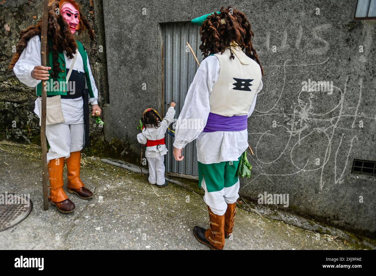 I Merdeiros di Vigo, Galizia, sono un gruppo colorato e malizioso che occupa il centro della scena durante le celebrazioni del Carnevale della regione. Originari del XIX secolo, i Merdeiros indossavano tradizionalmente abiti stracciati e si spalmavano di sporcizia per prendere in giro i ricchi e potenti. Le loro buffonate e il loro comportamento giocoso simboleggiano lo spirito del Carnevale, dove le norme sociali sono sconvolte, e la comunità si riunisce in una celebrazione gioiosa e ribelle della libertà e dell'uguaglianza. Foto Stock