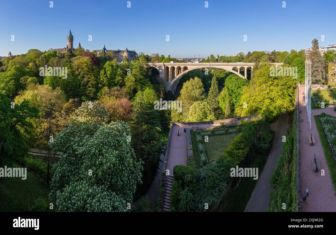 Europa, Lussemburgo, città di Lussemburgo, Pont Adolphe (ponte) attraverso i Parcs de la Pétrusse Foto Stock