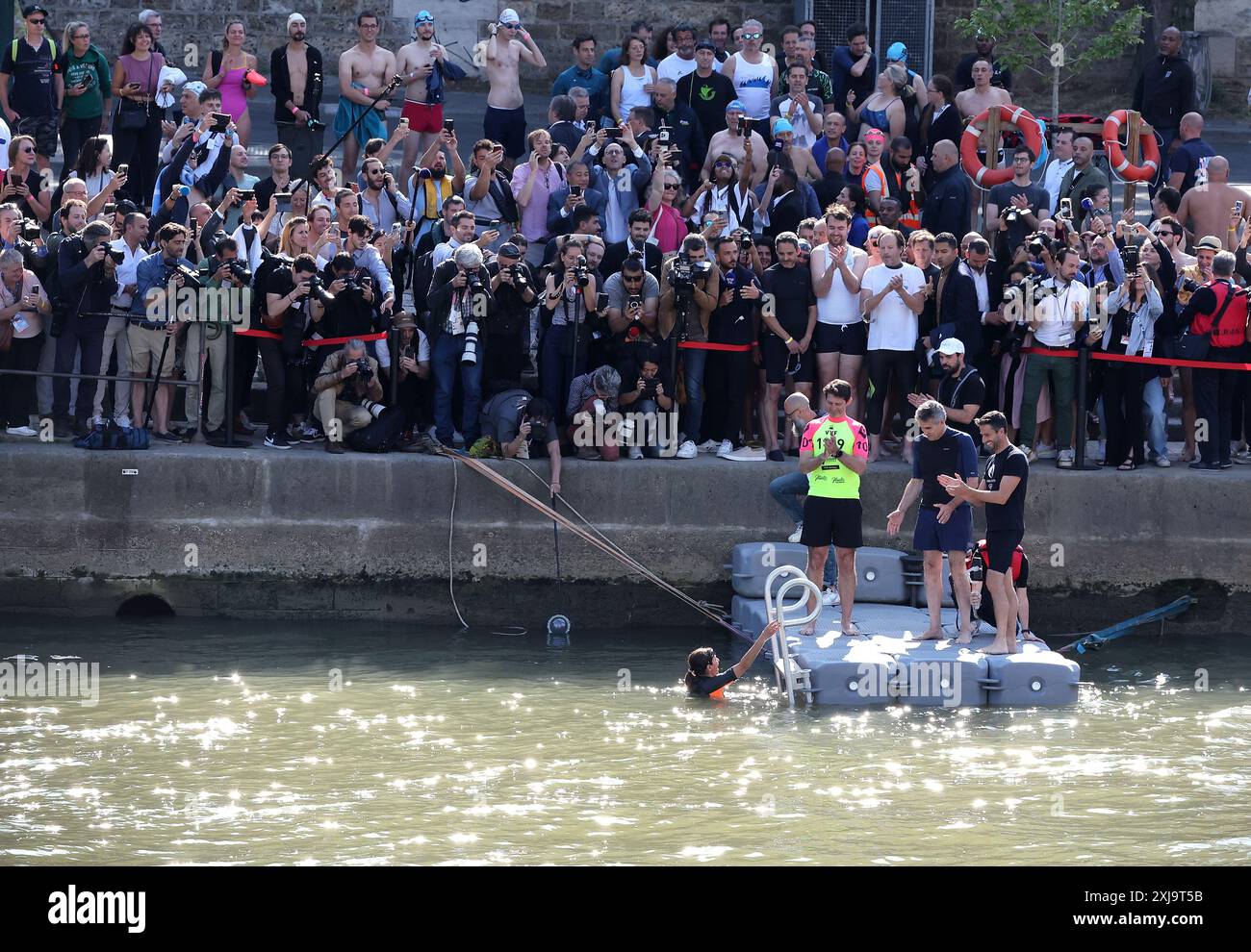 PARIGI, 17 luglio 2024 - il sindaco di Parigi Anne Hidalgo (in fondo C) esce dall'acqua dopo aver nuotato sulla Senna meno di 10 giorni prima dell'apertura dei Giochi Olimpici di Parigi 2024 a Parigi, in Francia, 17 luglio 2024. (CAN Xinhua/Cao) Foto Stock