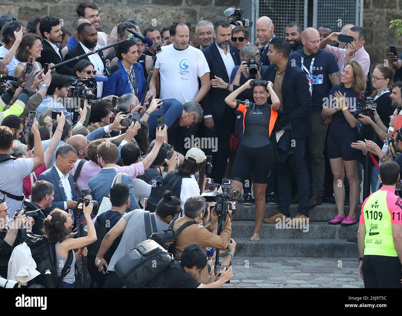 PARIGI, 17 luglio 2024 - il sindaco di Parigi Anne Hidalgo si prepara prima di nuotare sulla Senna meno di 10 giorni prima dell'apertura dei Giochi Olimpici di Parigi 2024 a Parigi, in Francia, 17 luglio 2024. (CAN Xinhua/Cao) Foto Stock