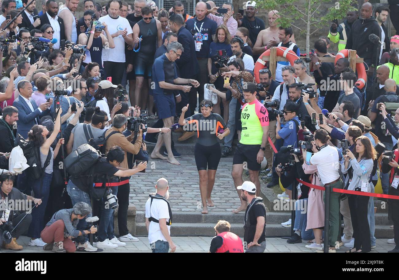 PARIGI, 17 luglio 2024 (Xinhua) - il sindaco di Parigi Anne Hidalgo (C) si prepara prima di nuotare sulla Senna meno di 10 giorni prima dell'apertura dei Giochi Olimpici di Parigi 2024 a Parigi, in Francia, 17 luglio 2024. (CAN Xinhua/Cao) Foto Stock