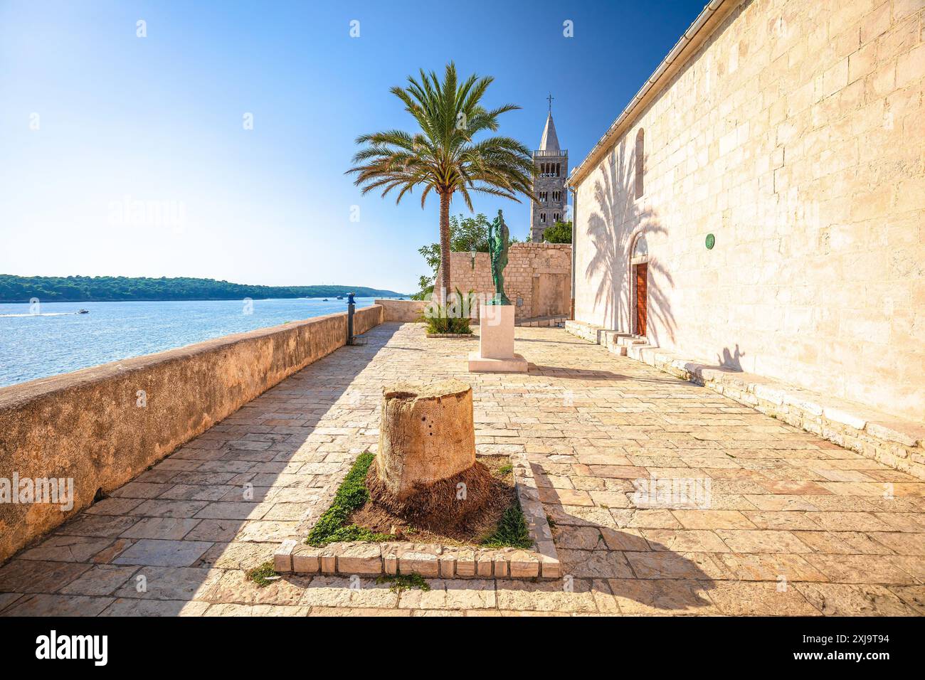Vista panoramica della città di Rab sulla strada in pietra e sulla costa del mare, sull'isola di Rab e sull'arcipelago della Croazia Foto Stock