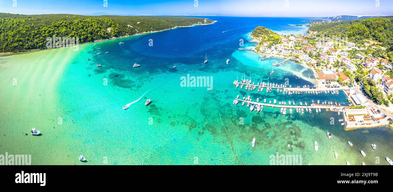 Isola di Rab idilliaca baia turchese vicino a Kampor vista aerea, arcipelago Adriatico della Croazia Foto Stock