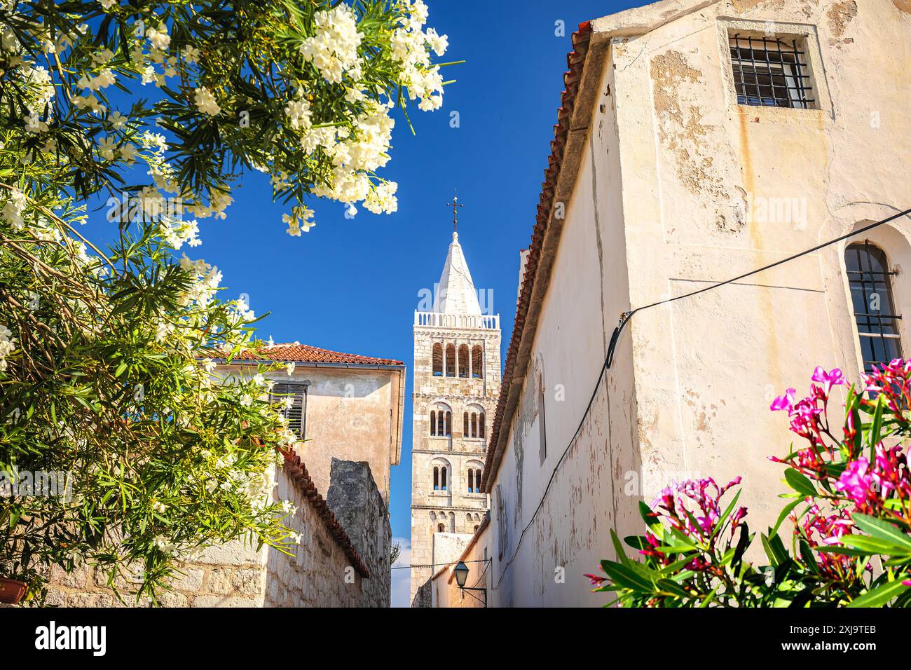 La città di Rab, la strada stretta in pietra e la torre della chiesa, l'isola di Rab, l'arcipelago della Croazia Foto Stock