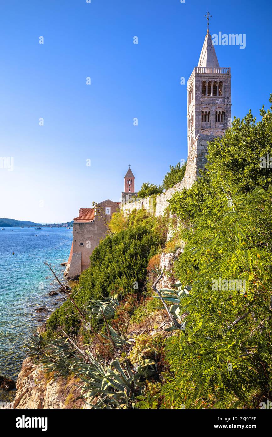 Storica città di Rab sulla scogliera sopra il mare, isola di Rab, arcipelago della Croazia Foto Stock
