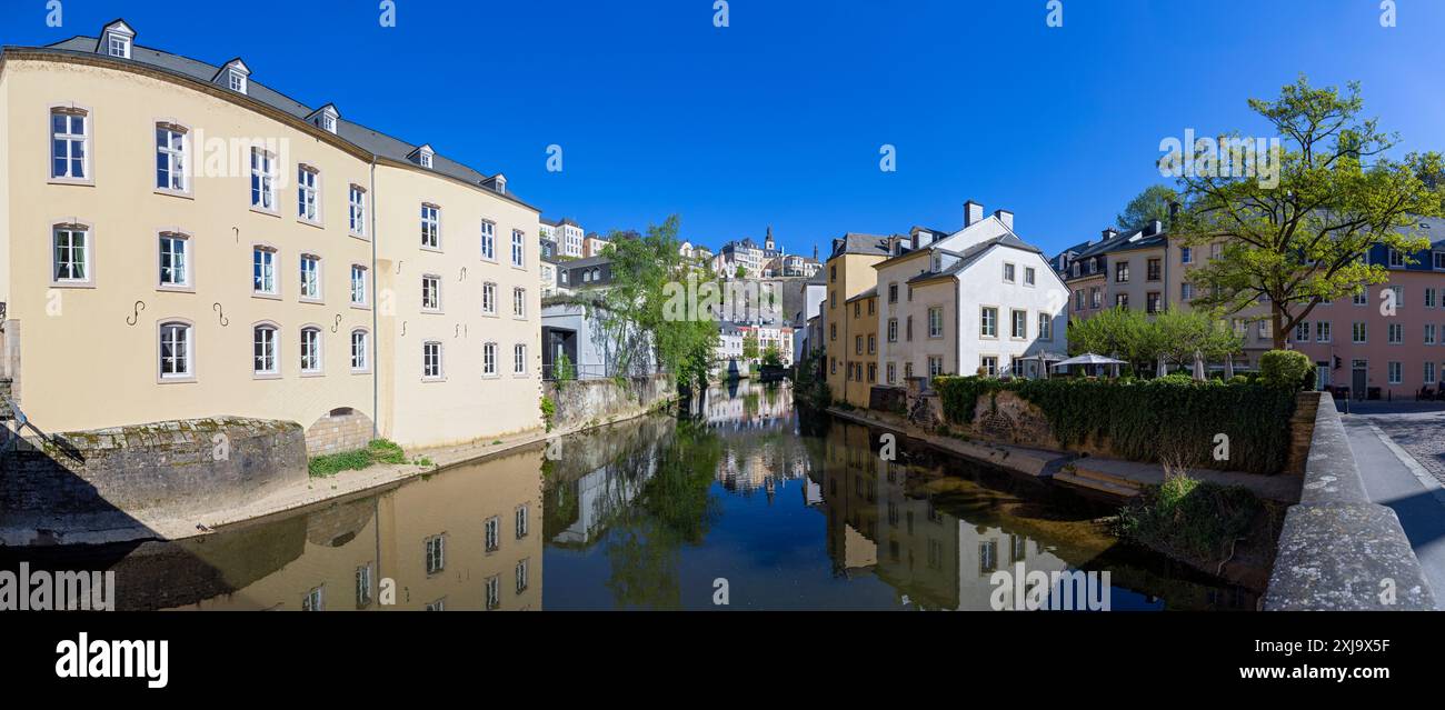 Europa, Lussemburgo, città di Lussemburgo, Grund, antiche case vicino al fiume Alzette da Pont du Grund (ponte) Foto Stock