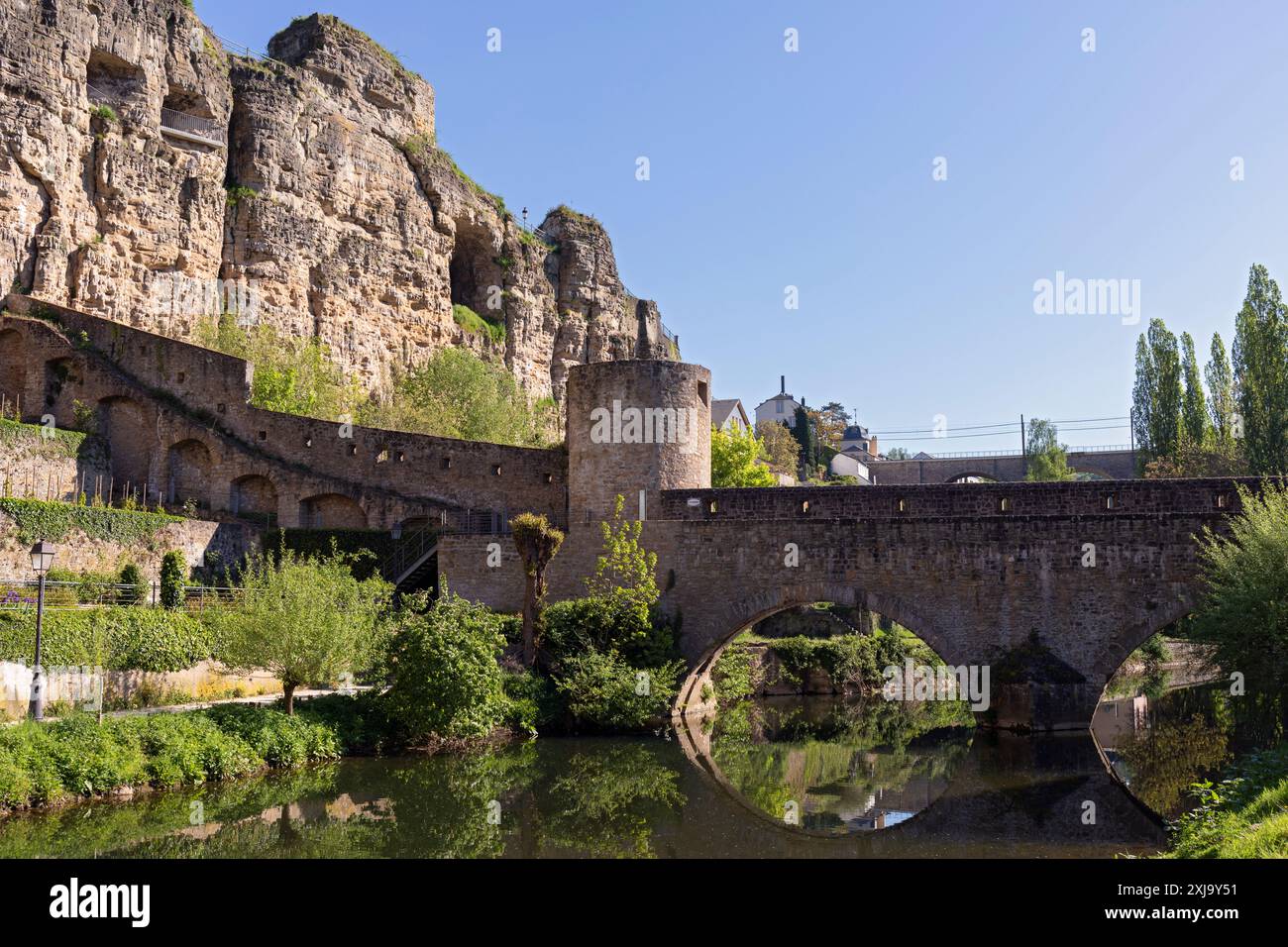 Europa, Lussemburgo, Lussemburgo, Lussemburgo, l'antico ponte di Stierchen sul fiume Alzette, sotto le fortificazioni Casemates du Bock Foto Stock