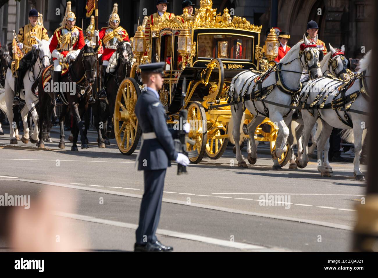Londra, Regno Unito. 17 luglio 2024. Apertura statale del Parlamento; Processione del sovrano a Whitehall con il Re Carlo III del Regno Unito credito: Ian Davidson/Alamy Live News Foto Stock