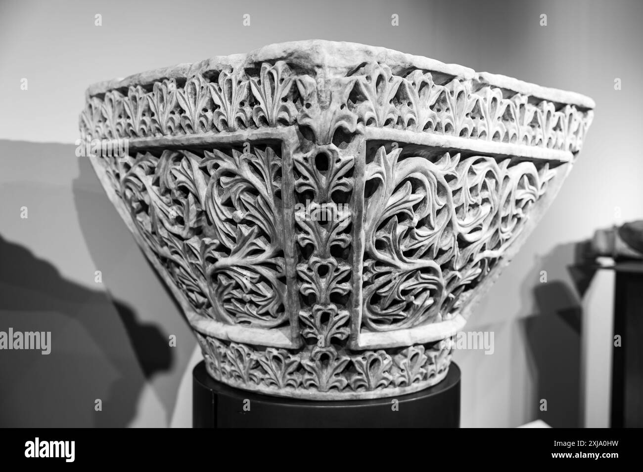 Foto in bianco e nero di fantasia intricata scolpita in un antico pezzo decorativo di marmo romano Foto Stock