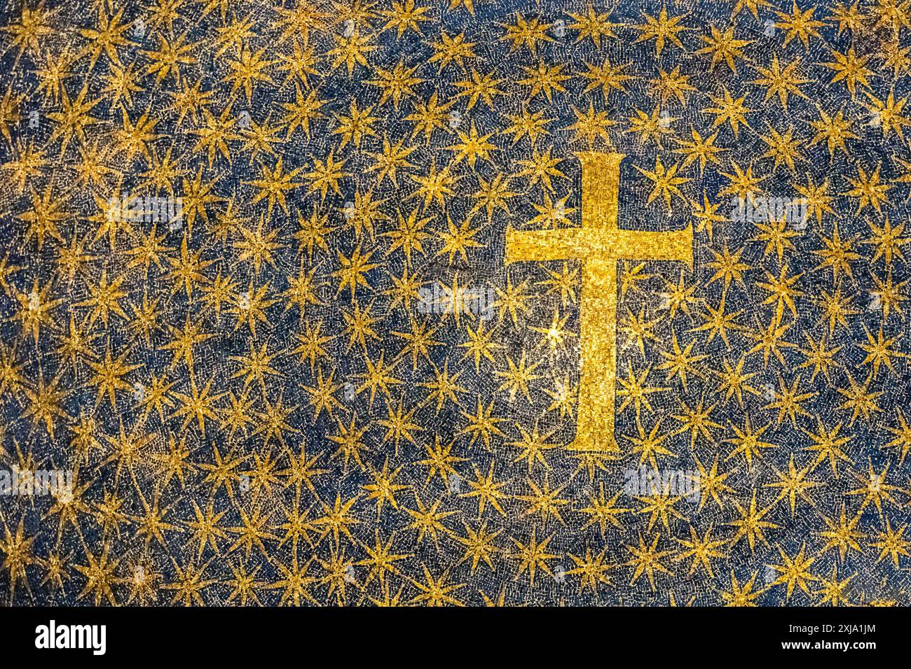Colorato mosaico religioso che mostra una croce dorata circondata da stelle dorate in un cielo blu Foto Stock
