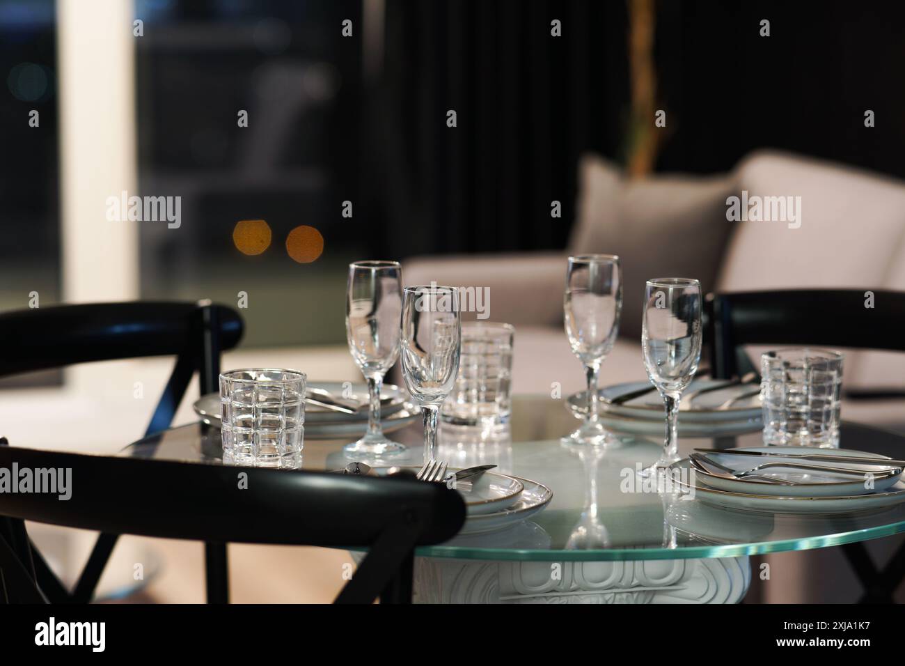 Tavolo da pranzo in vetro in una lussuosa camera d'hotel ad appartamenti da vicino Foto Stock