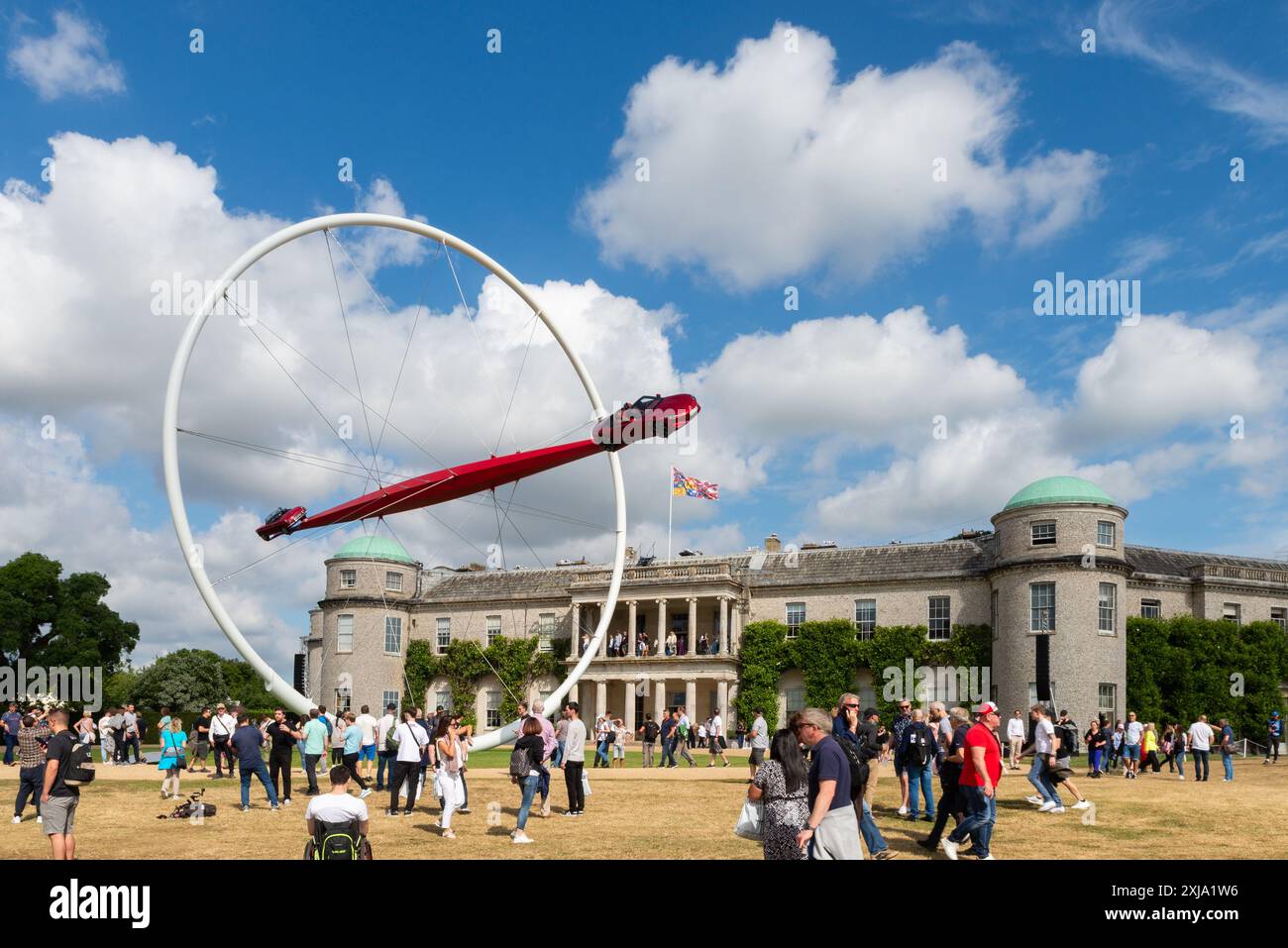 100 anni di scultura centrale MG all'evento Motorsport Goodwood Festival of Speed 2024 nel West Sussex, Regno Unito. MGB e MG Cyberster Foto Stock