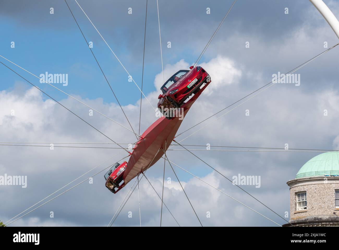 100 anni di scultura centrale MG all'evento Motorsport Goodwood Festival of Speed 2024 nel West Sussex, Regno Unito. MGB e MG Cyberster Foto Stock
