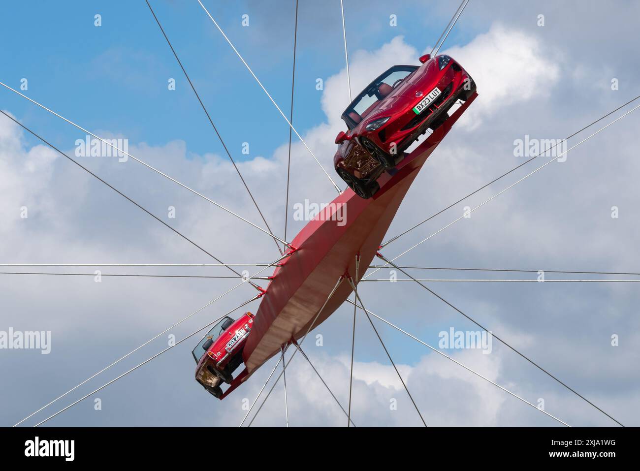 100 anni di scultura centrale MG all'evento Motorsport Goodwood Festival of Speed 2024 nel West Sussex, Regno Unito. MGB e MG Cyberster Foto Stock