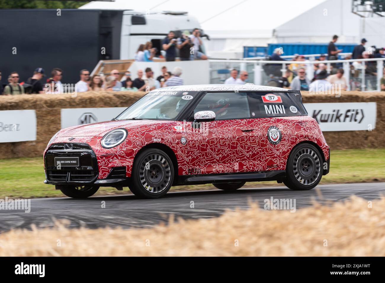 2024 Mini John Cooper Works, auto elettrica che sale sulla pista per arrampicata in salita all'evento Motorsport Goodwood Festival of Speed 2024, West Sussex, Regno Unito Foto Stock