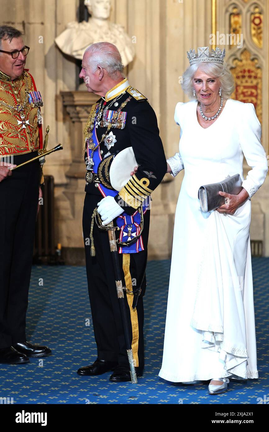 Re Carlo III e la regina Camilla se ne vanno dopo aver partecipato all'apertura di Stato del Parlamento nella camera dei lord, al Palazzo di Westminster a Londra. Data foto: Mercoledì 17 luglio 2024. Foto Stock