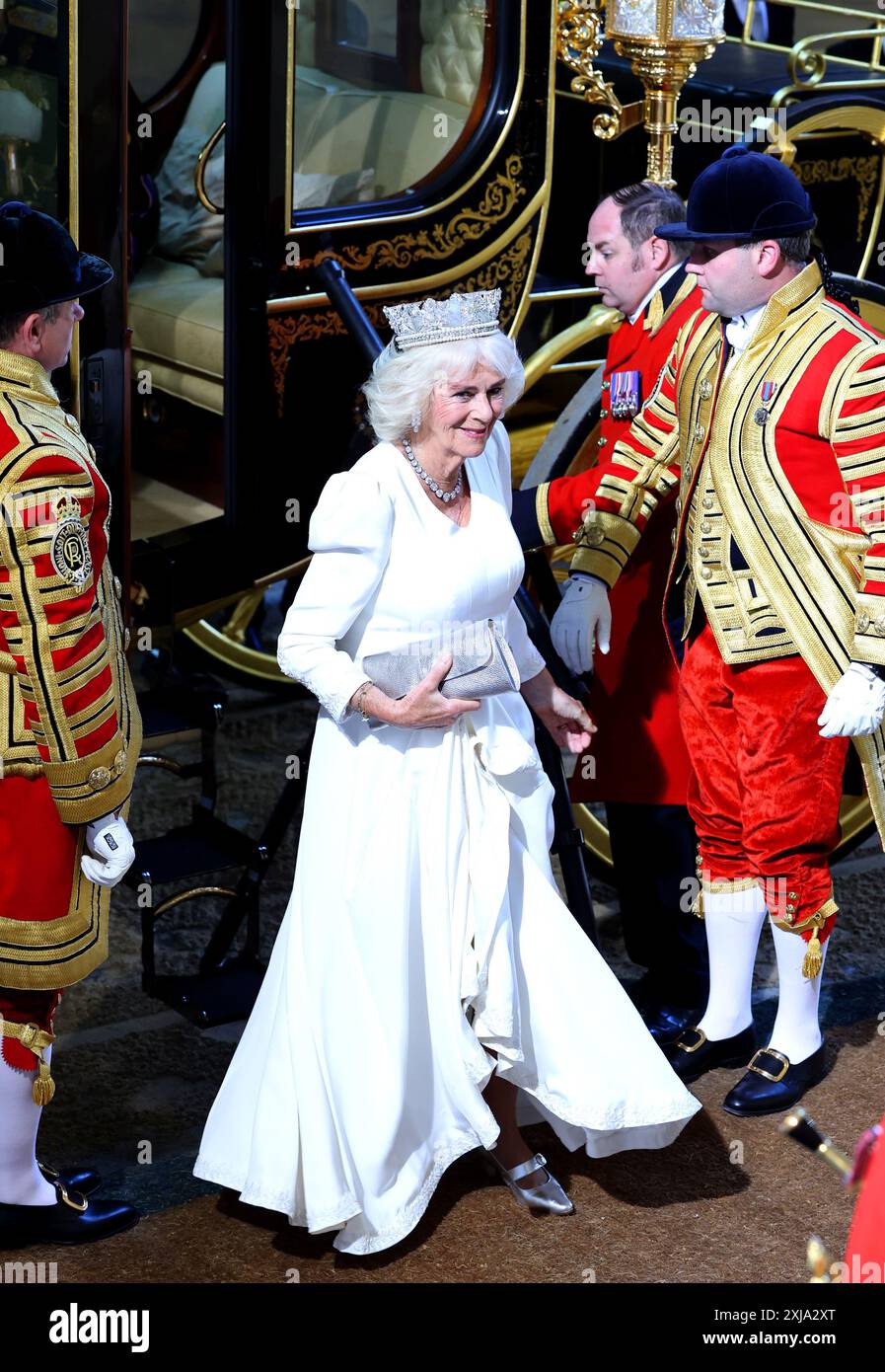 La regina Camilla, indossando il Diadem di Stato di Giorgio IV, arriva per l'apertura di Stato del Parlamento alla camera dei Lord, al Palazzo di Westminster a Londra. Data foto: Mercoledì 17 luglio 2024. Foto Stock