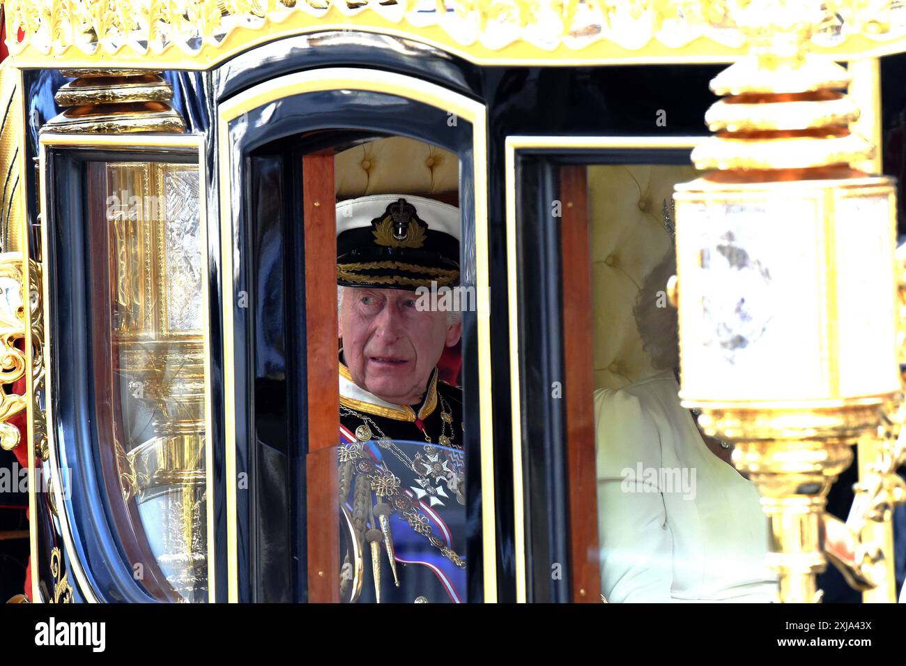 Londra, Regno Unito. 17 luglio 2024. Westminster Londra 17 luglio 2024. Re Charles lll arriva in Parlamento per tenere il suo primo discorso del re sotto il nuovo governo laburista durante l'apertura di Stato del Parlamento accompagnato dalla regina Camilla, regina consorte nel Regno Unito. Crediti: MARTIN DALTON/Alamy Live News Foto Stock