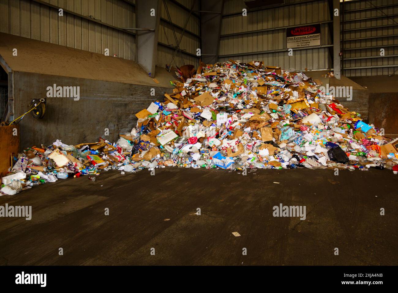 Accumulo di rifiuti nella stazione di trasferimento, rifiuti misti in un cumulo. Foto Stock