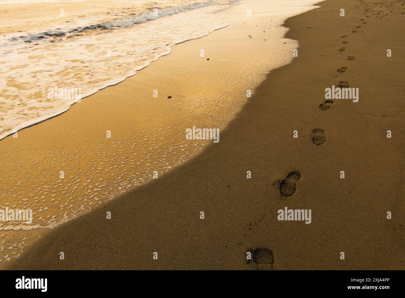 Impronte di una persona su una spiaggia, Freshwater Bay. Foto Stock