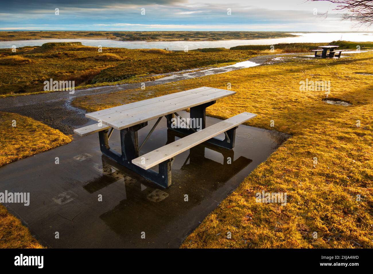 Sosta per riposare sull'Interstate 90 e tavoli da picnic presso Sprague con vista sul lago. Foto Stock