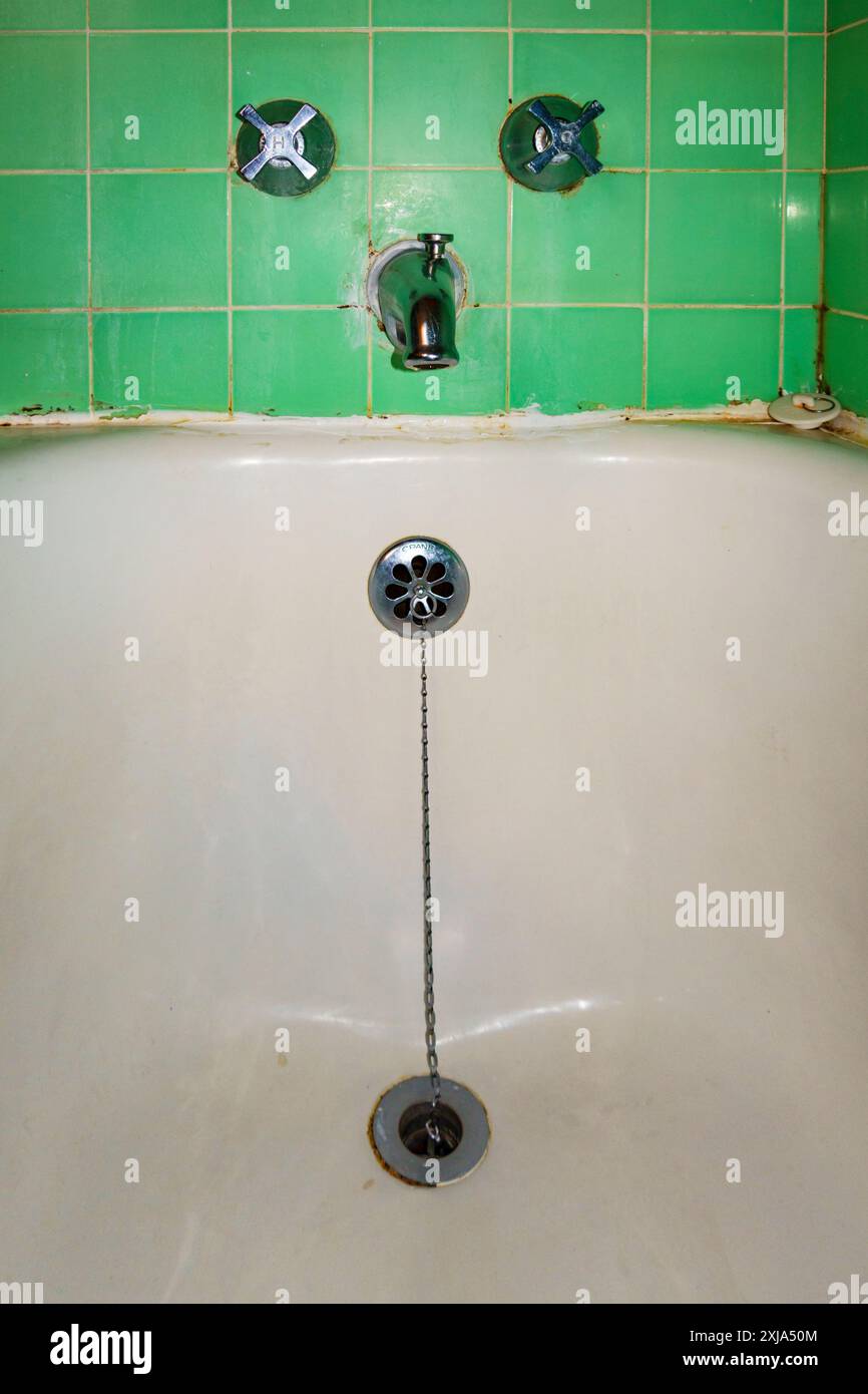 Primo piano del rubinetto e dello scarico della vasca da bagno vecchio stile Foto Stock