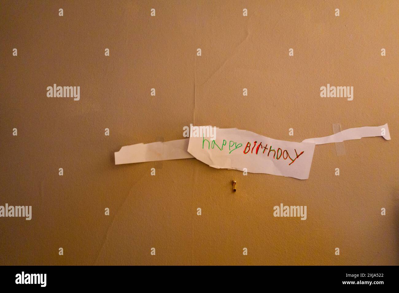 Il bambino ha disegnato un cartello di buon compleanno sul muro Foto Stock