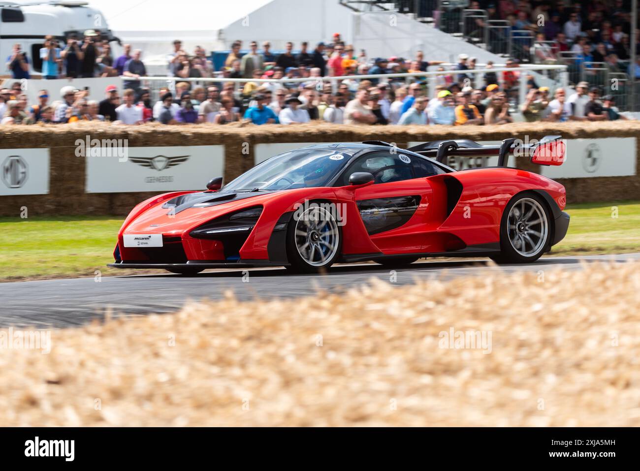 2018 McLaren Senna, auto sportiva che sale sulla pista per arrampicate in collina all'evento Motorsport Goodwood Festival of Speed 2024, West Sussex, Regno Unito Foto Stock