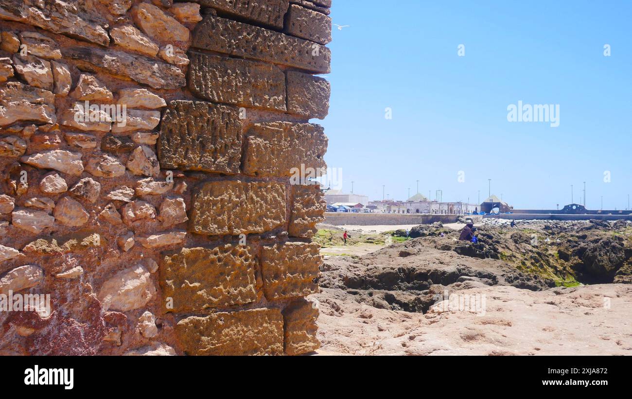 Le vecchie mura di Essaouira in Marocco costruite per tenere i pirati barbareschi sia dentro che fuori. Foto Stock