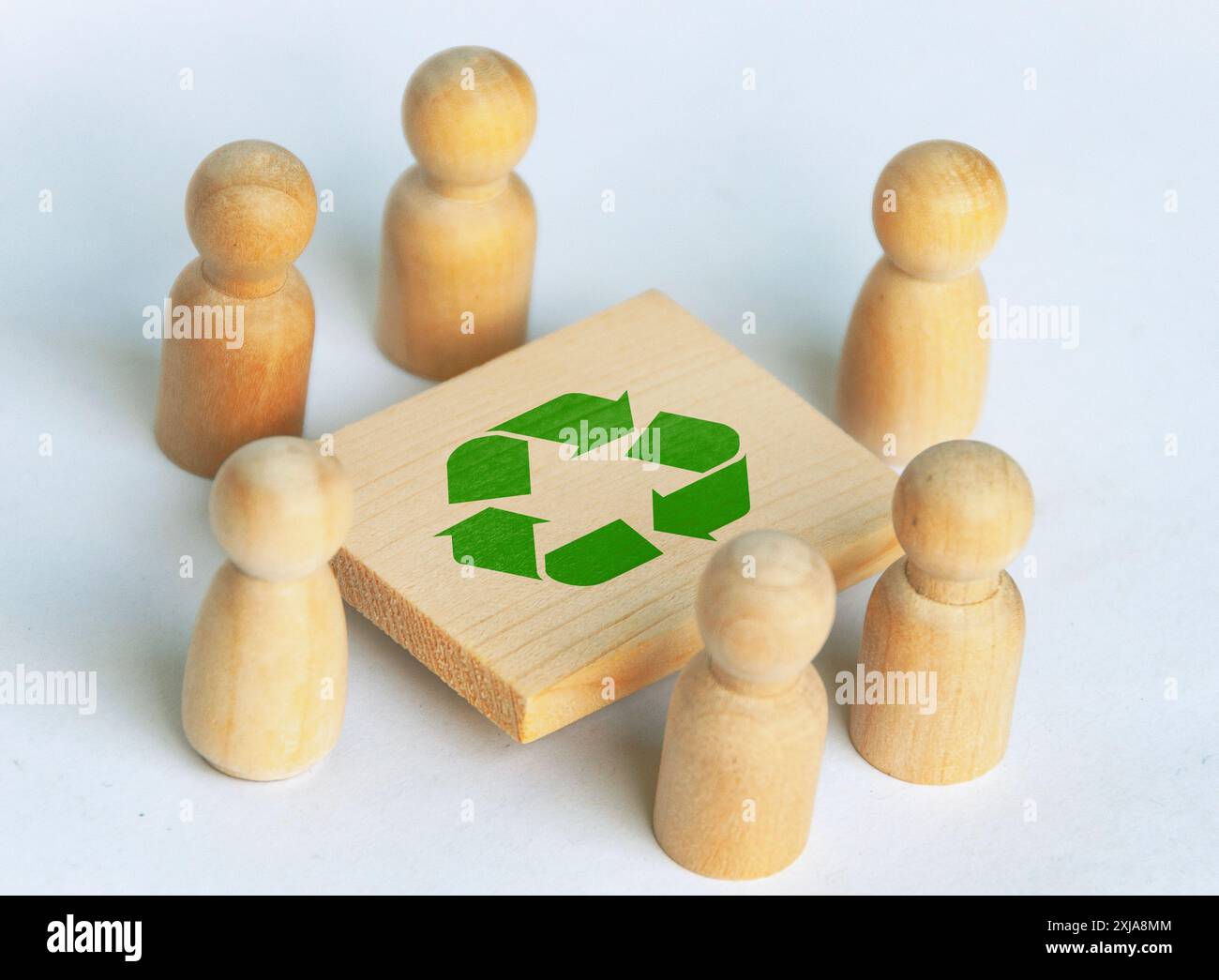 Persone di legno figure che hanno a che fare con questioni legate all'ambiente e alla conservazione. Concetto di conservazione e conservazione della natura. Foto Stock