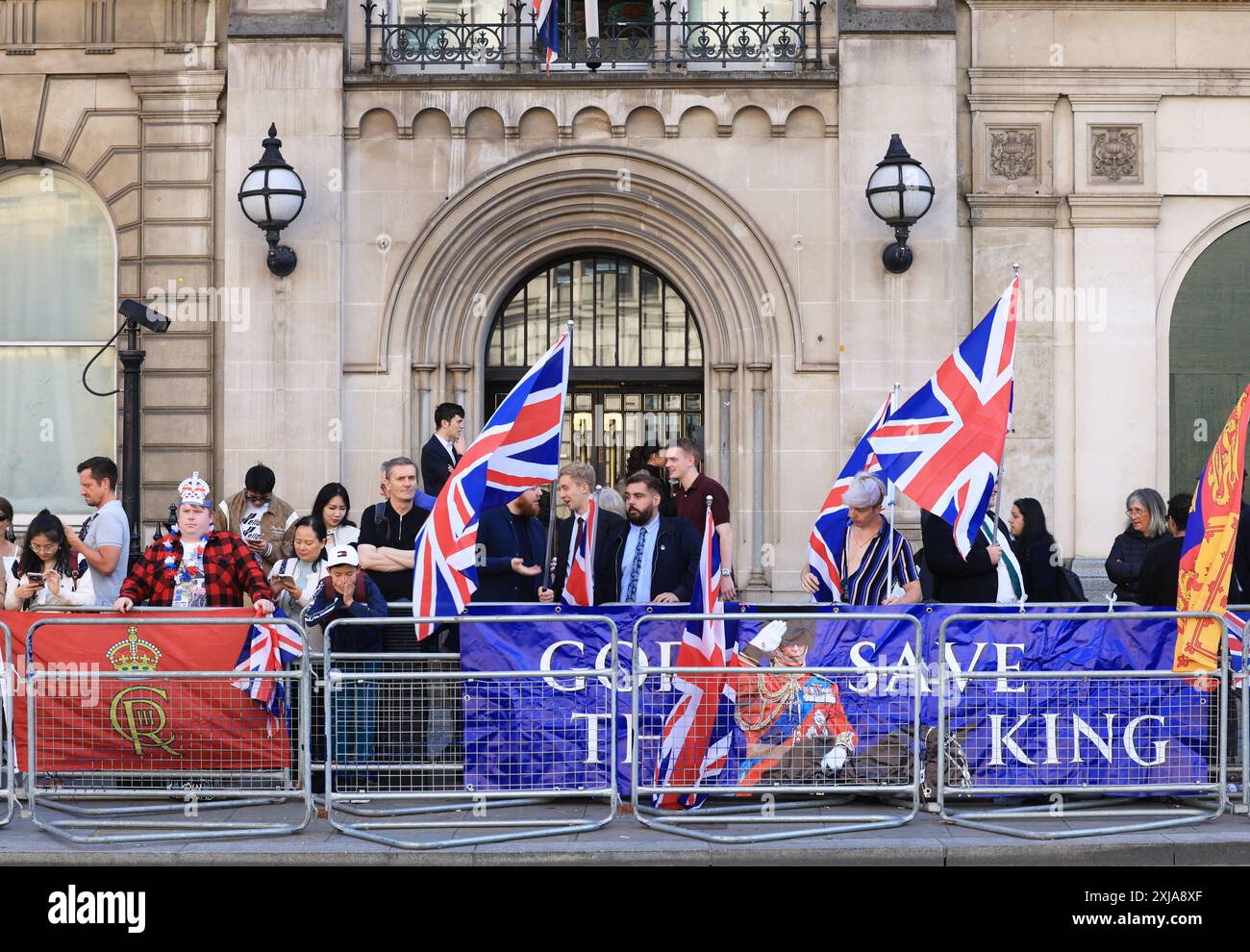 Londra, Regno Unito, 17 luglio 2024. Re Carlo e la regina Camilla viaggiarono da Buckingham Palace giù per Whitehall per l'apertura statale del Parlamento. Turisti, realisti e manifestanti della Repubblica salutarono la processione reale. Credito : Monica Wells/Alamy Live News Foto Stock