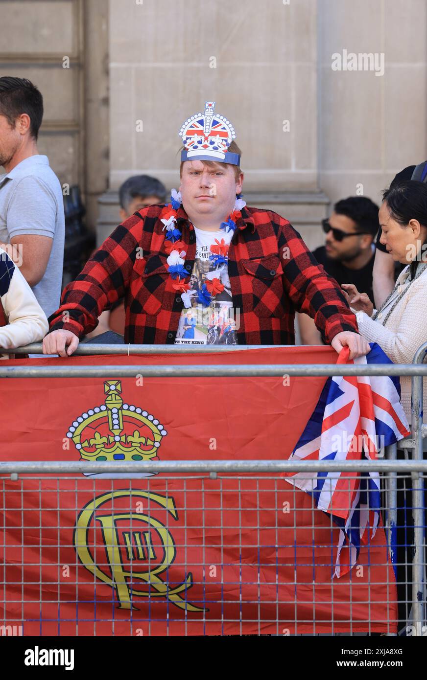 Londra, Regno Unito, 17 luglio 2024. Re Carlo e la regina Camilla viaggiarono da Buckingham Palace giù per Whitehall per l'apertura statale del Parlamento. Turisti, realisti e manifestanti della Repubblica salutarono la processione reale. Credito : Monica Wells/Alamy Live News Foto Stock