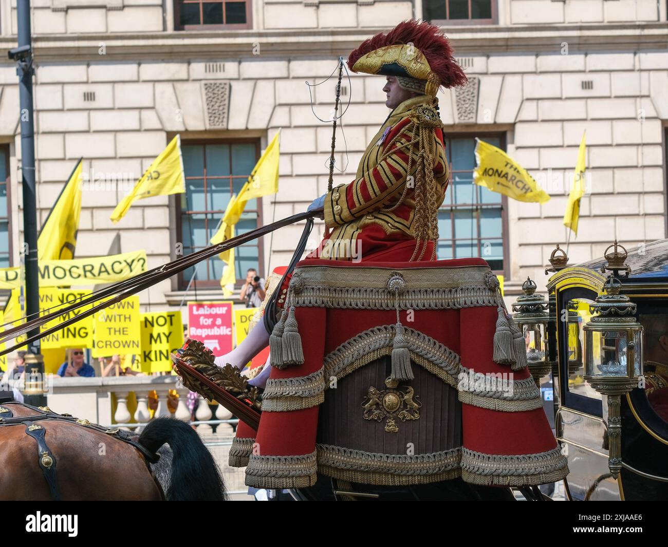 Londra, Regno Unito, 17 luglio 2024. Il re Carlo e la regina Camilla viaggiano in un pullman di stato lungo Whitehall per l'apertura statale del Parlamento sotto il nuovo governo laburista e sullo sfondo di una protesta anti-monarchia organizzata dal gruppo di pressione Republic. Il re terrà un discorso per la nuova sessione in Parlamento. Credito: Fotografia dell'undicesima ora/Alamy Live News Foto Stock