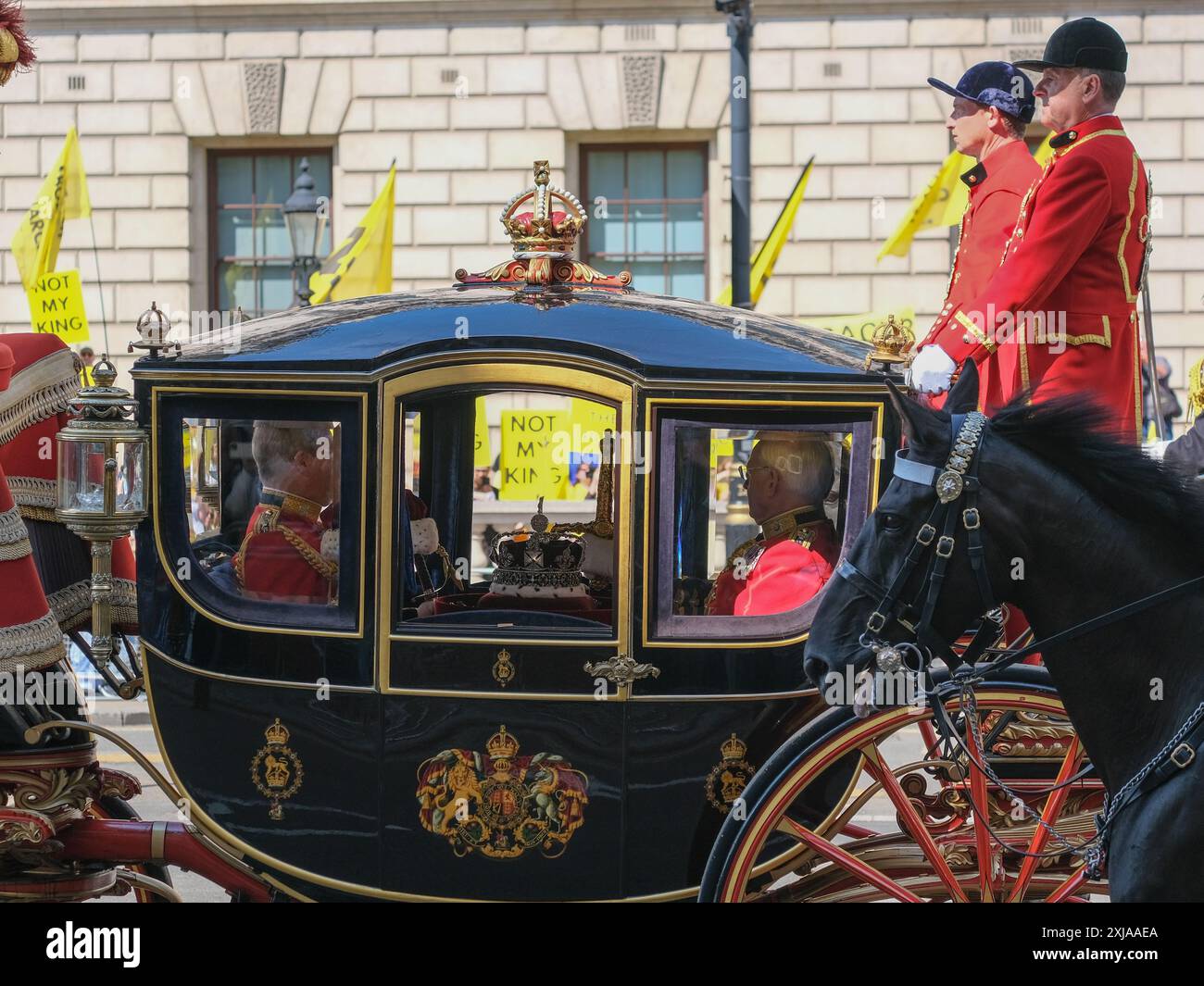 Londra, Regno Unito, 17 luglio 2024. Il re Carlo e la regina Camilla viaggiano in un pullman di stato lungo Whitehall per l'apertura statale del Parlamento sotto il nuovo governo laburista e sullo sfondo di una protesta anti-monarchia organizzata dal gruppo di pressione Republic. Il re terrà un discorso per la nuova sessione in Parlamento. Credito: Fotografia dell'undicesima ora/Alamy Live News Foto Stock