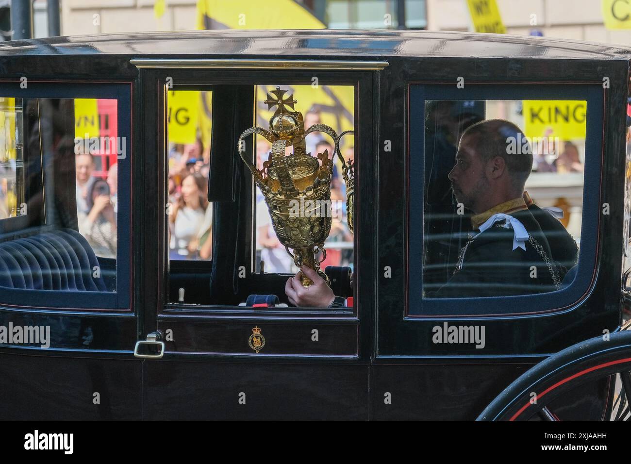 Londra, Regno Unito, 17 luglio 2024. La mazza cerimoniale viene portata in Parlamento. Il re Carlo e la regina Camilla viaggiano in un pullman di stato lungo Whitehall per l'apertura statale del Parlamento sotto il nuovo governo laburista e sullo sfondo di una protesta anti-monarchia organizzata dal gruppo di pressione Republic. Il re terrà un discorso per la nuova sessione in Parlamento. Credito: Fotografia dell'undicesima ora/Alamy Live News Foto Stock