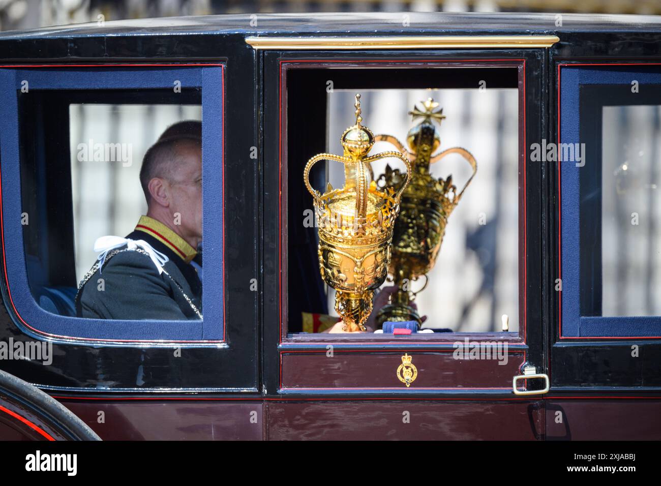 Londra, Regno Unito. 17 luglio 2024. La mazza cerimoniale è vista in una carrozza fuori Buckingham Palace durante l'apertura del Parlamento nel Palazzo di Westminster. Il credito fotografico dovrebbe essere: Matt Crossick/Empics/Alamy Live News Foto Stock