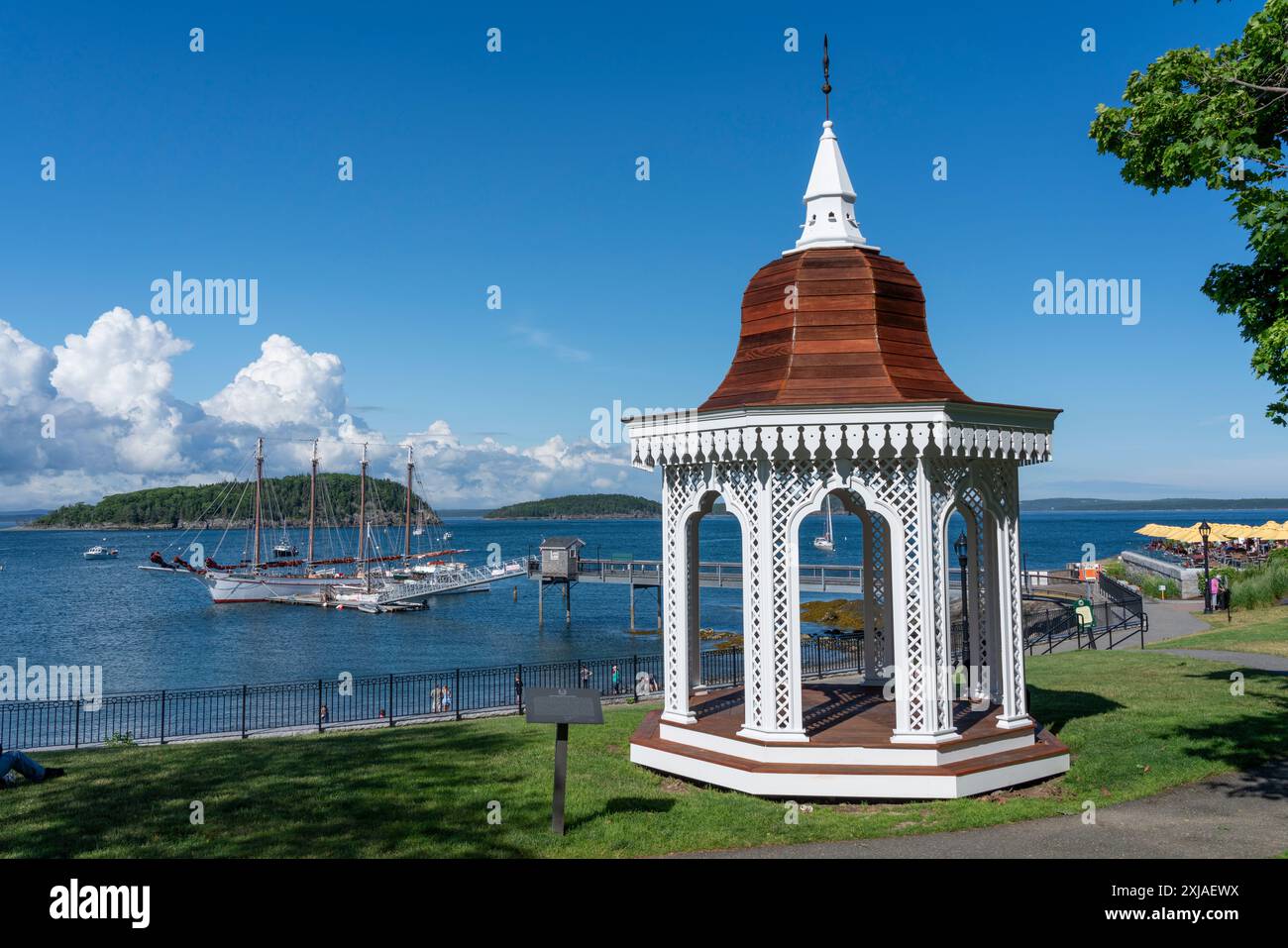 Gazebo a Bar Harbor Maine con nave a vela nel porto Foto Stock