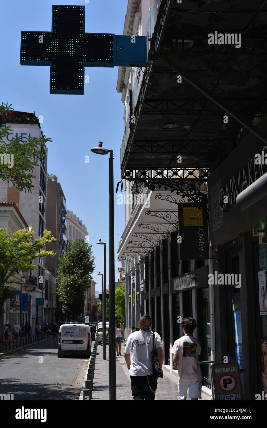 Un'onda di calore prolungata si avvicina al picco ad Atene Un segno in una farmacia legge 44 gradi Celsius come un'onda di calore prolungata si avvicina al picco ad Atene. Atene Grecia Copyright: XNicolasxKoutsokostasxNicolasxKoutsokostasx DSC 202407170587 Foto Stock