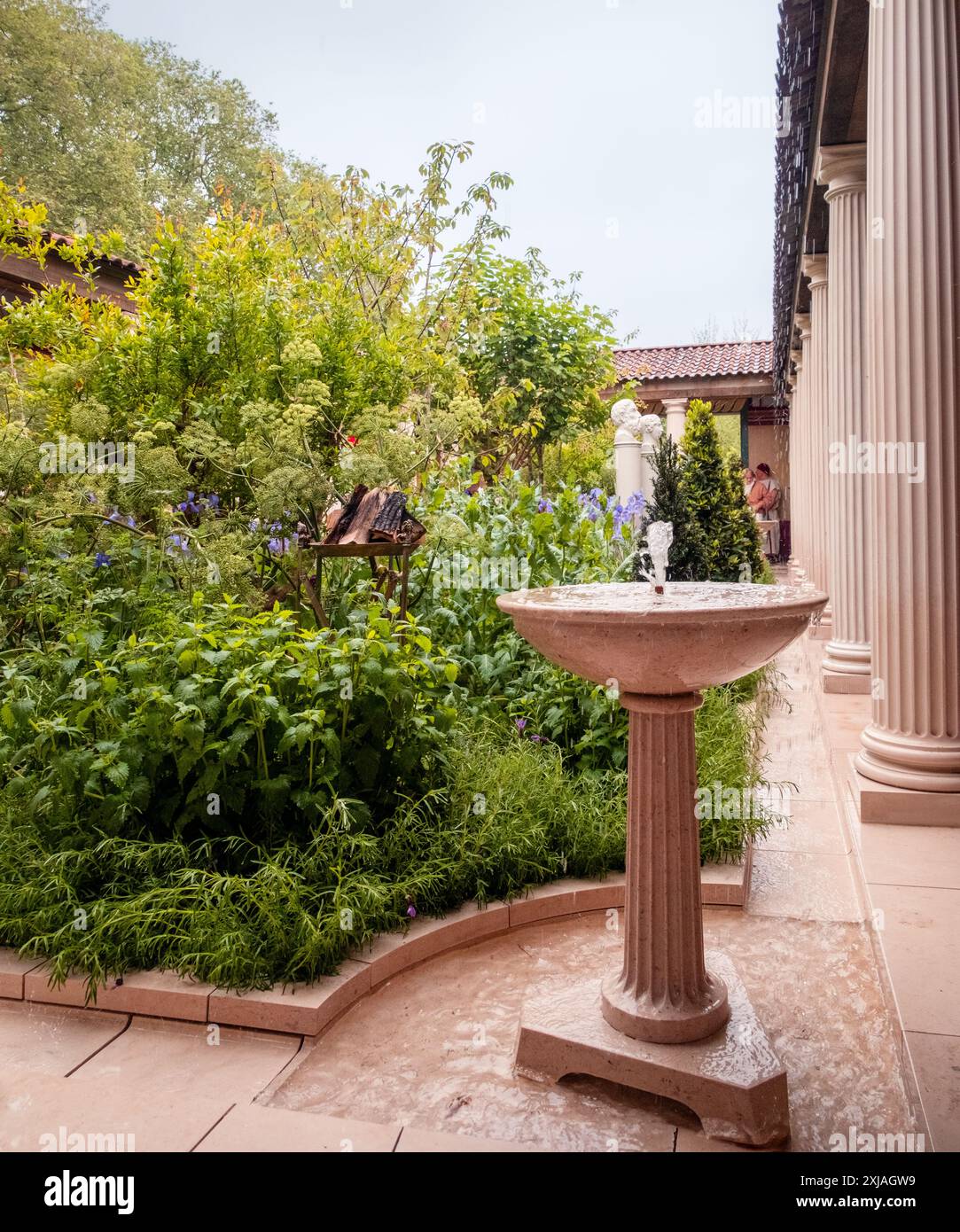 The Freedom from torture Garden un giardino santuario al Chelsea Flower Show 2024 di Londra. Foto Stock