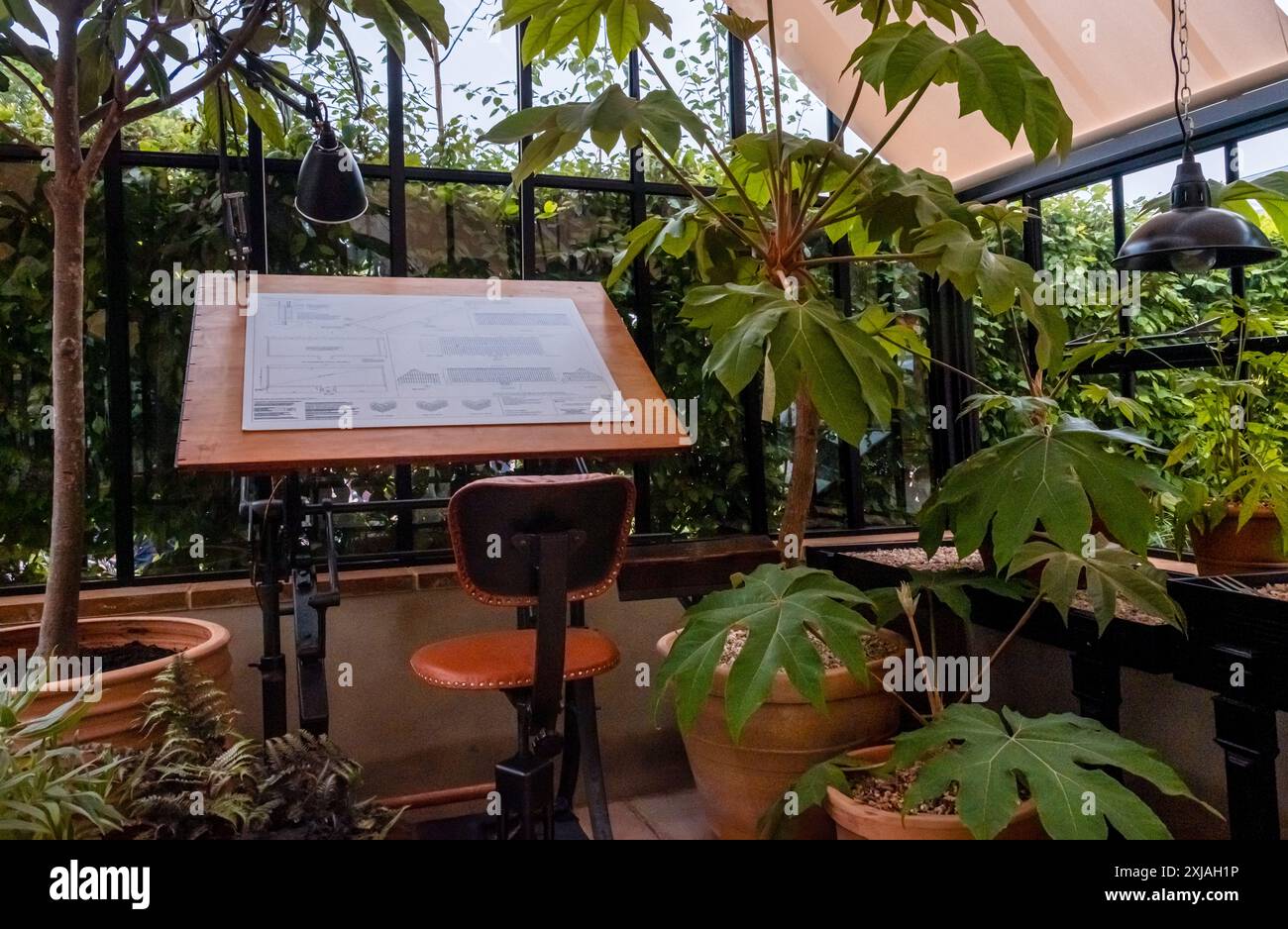 Uno studio di produzione con tavola da disegno una mostra al Chelsea Flower Show 2024, a Londra, Regno Unito. Foto Stock