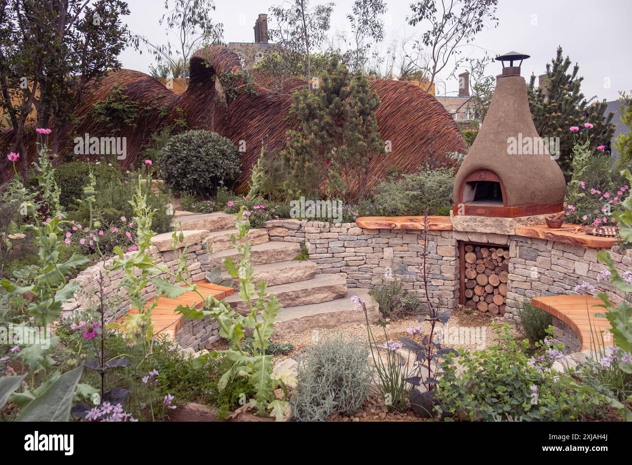 The Freedom from torture Garden un giardino santuario al Chelsea Flower Show 2024 di Londra. Foto Stock