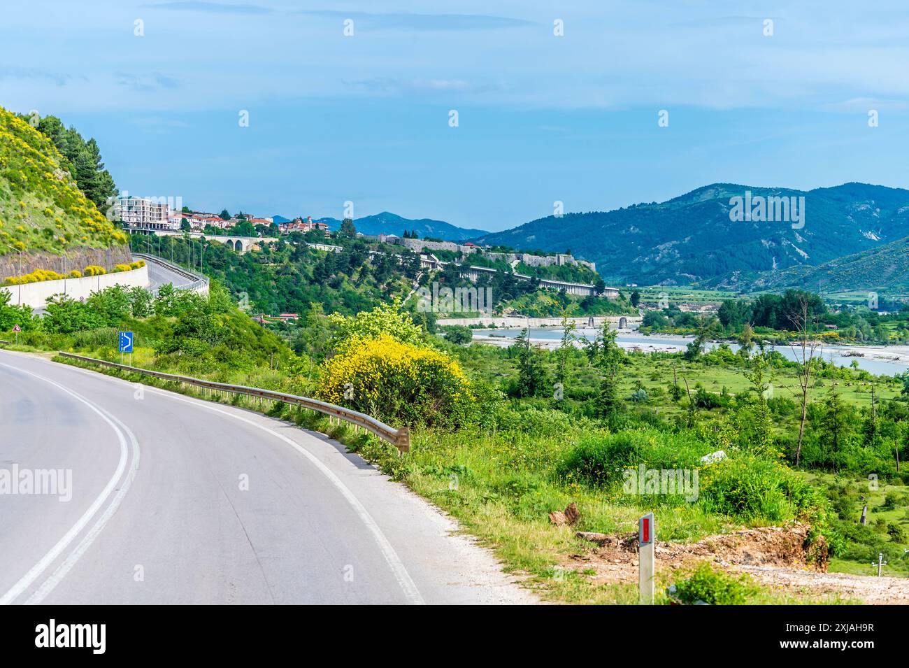 Una vista sulla strada che si avvicina a Tepelena, Albania in estate Foto Stock