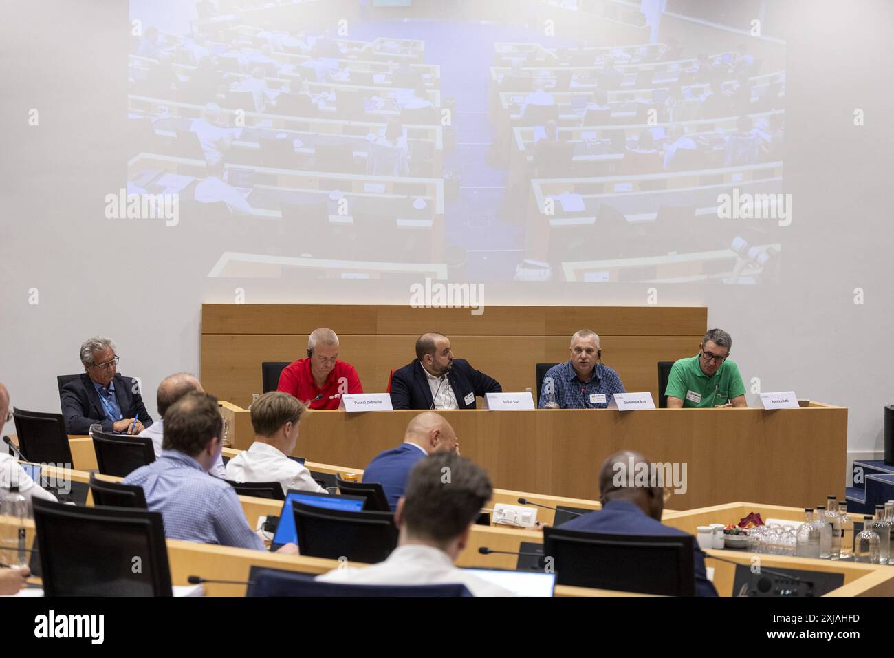 Stephan De Meulenaere, Pascal Dubrulle, Hillal Sor, Dominque Bray e Ronny Liedts nella foto, mercoledì 17 luglio 2024, durante una sessione della Commissione della camera per l'economia e della Commissione della camera per gli affari sociali, il lavoro e le pensioni presso il parlamento federale di Bruxelles. Durante la sessione si terrà uno scambio di opinioni con i ministri e un'audizione con i rappresentanti dell'ACV, dell'ABVV, dell'ACLVB e di Agoria sulla ristrutturazione annunciata all'Audi Brussels. Audi Brussels ha annunciato piani di ristrutturazione dello stabilimento nel Vorst / Forest, comune di Bruxelles, almeno 1,500 posti di lavoro sono Foto Stock