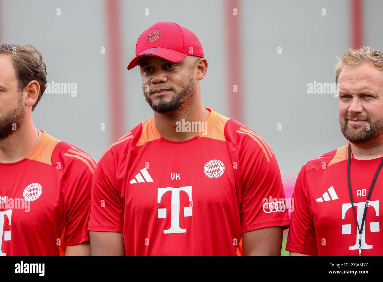 Trainerteam FC Bayern Muenchen Saison 2024/25, von links nach rechts: Rene Maric (FC Bayern Muenchen, Co-Trainer), Vincent Kompany (FC Bayern Muenchen, Cheftrainer), Aaron Danks (FC Bayern Muenchen, Co-Trainer), Training, Trainingsauftakt, FC Bayern Muenchen, Fussball, Saison 24/25, 17.07.2024, foto: Eibner-Pressefoto/Jenni Maul Foto Stock